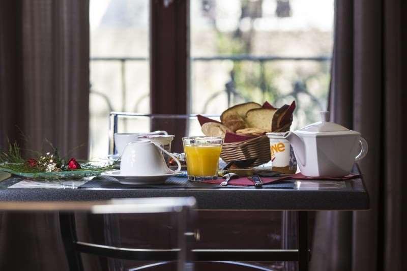 Brit Hotel Du Parc Niort Centre-Parking Gratuit Restaurant photo
